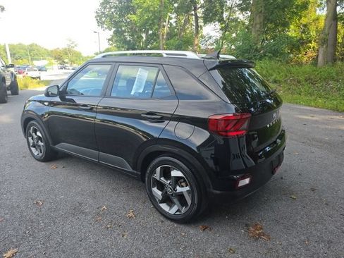 Used 2022 Hyundai Venue SEL w/ Cargo Package FWD image 3