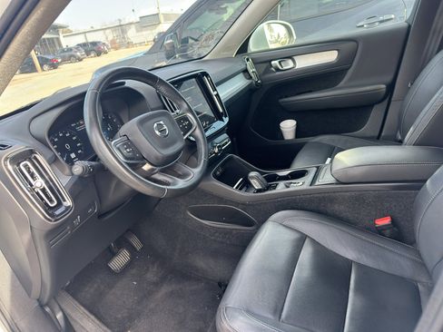 Used 2021 Volvo XC40 T5 Momentum image 3