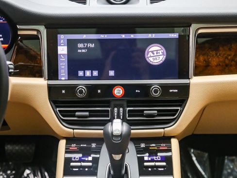 Certified 2026 Porsche Macan AWD/4WD image 17