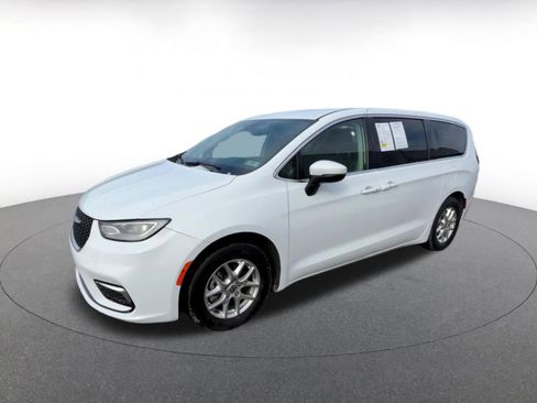 Used 2023 Chrysler Pacifica Touring-L image 7