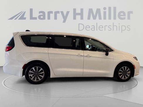 Used 2024 Chrysler Pacifica Limited FWD image 5