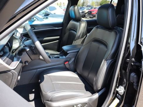 Used 2025 Jeep Grand Cherokee L Limited w/ Luxury Tech Group II AWD/4WD image 15