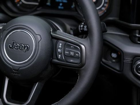 Used 2025 Jeep Wrangler Unlimited Rubicon w/ Technology Group image 32