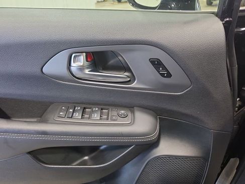 Used 2025 Chrysler Pacifica Select FWD image 19