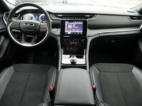 New 2025 Jeep Grand Cherokee Altitude image 8