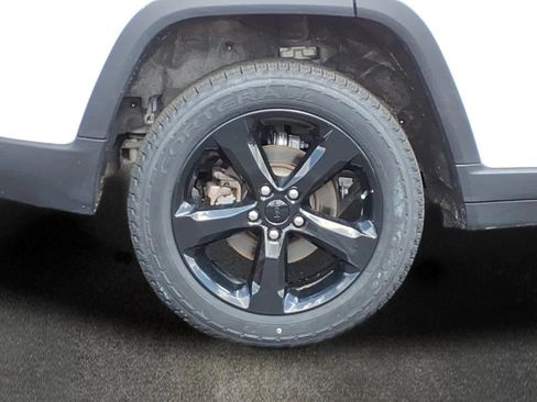 Used 2023 Jeep Grand Cherokee Limited w/ Black Appearance Package AWD/4WD image 9