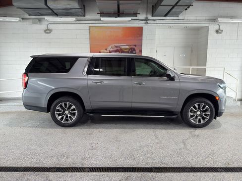 Used 2021 Chevrolet Suburban LT image 2
