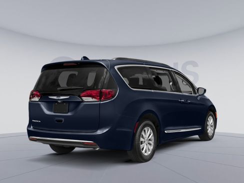 Used 2017 Chrysler Pacifica Touring-L image 2