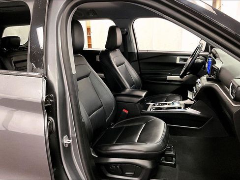 Certified 2022 Ford Explorer XLT w/ Equipment Group 202A image 7