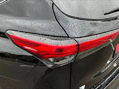 Used 2021 Toyota Highlander XLE image 23