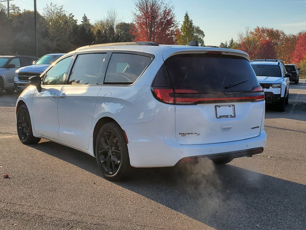 Used 2025 Chrysler Pacifica Limited FWD image 3