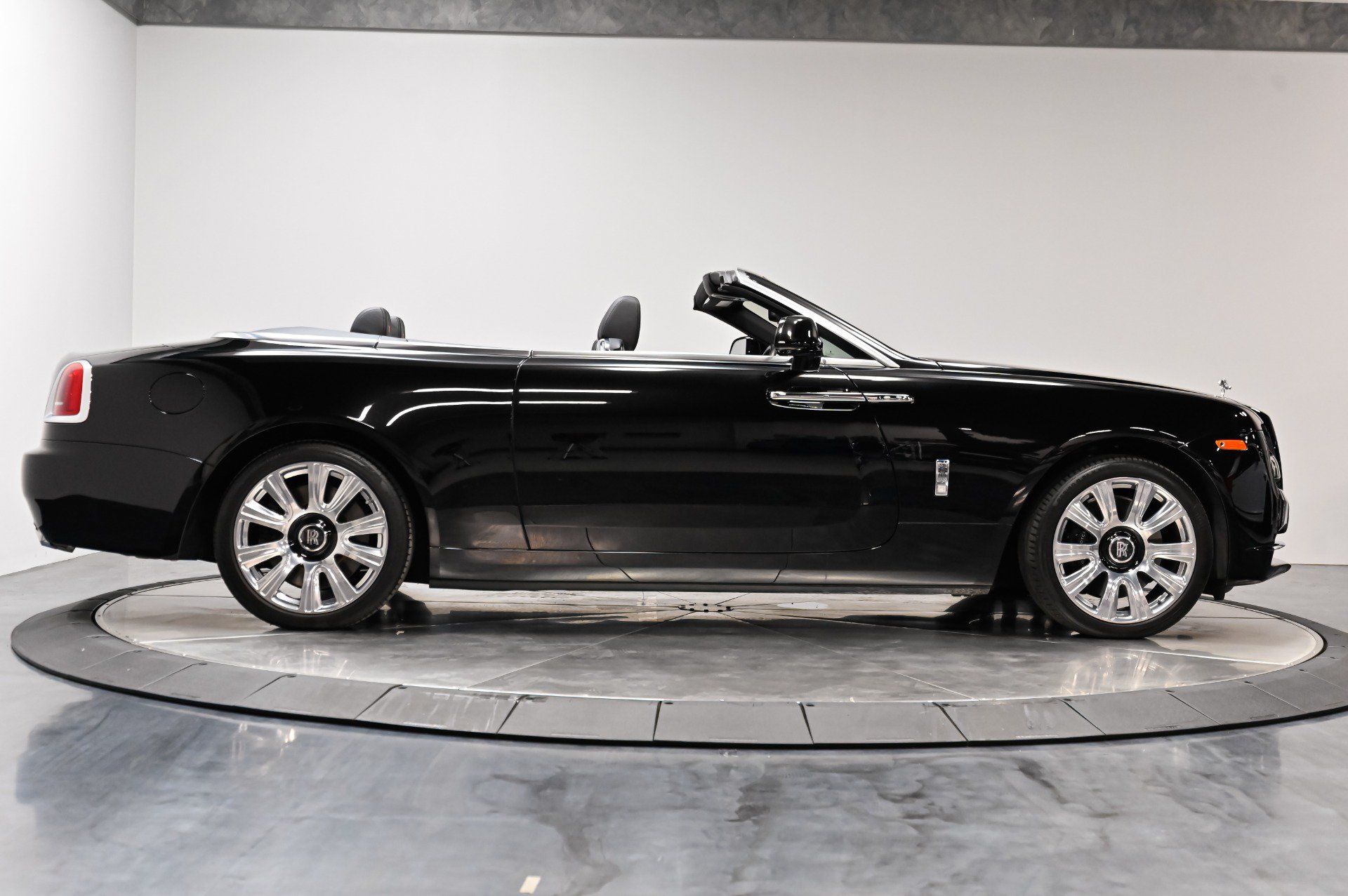 Used 2017 Rolls-Royce Dawn RWD image 26