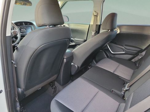 Used 2025 Kia Soul LX w/ LX Technology Package FWD image 6