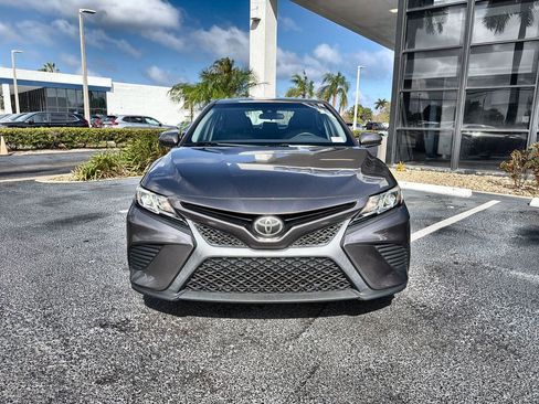 Used 2018 Toyota Camry SE image 3
