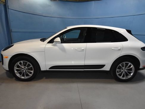 Certified 2025 Porsche Macan AWD/4WD image 2