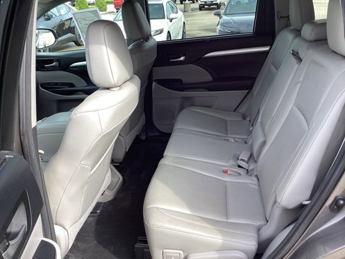 Used 2017 Toyota Highlander XLE FWD image 14