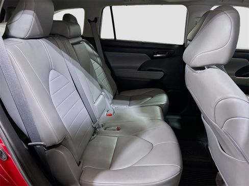 Used 2023 Toyota Highlander XLE image 26