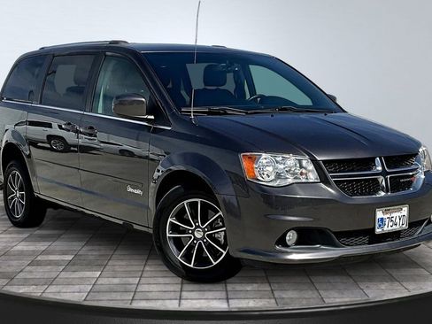 Used 2017 Dodge Grand Caravan SXT image 38