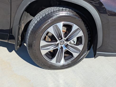 Used 2022 Toyota Highlander XLE FWD image 9
