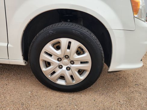 Used 2019 Dodge Grand Caravan SE w/ UConnect Hands-Free Group FWD image 10