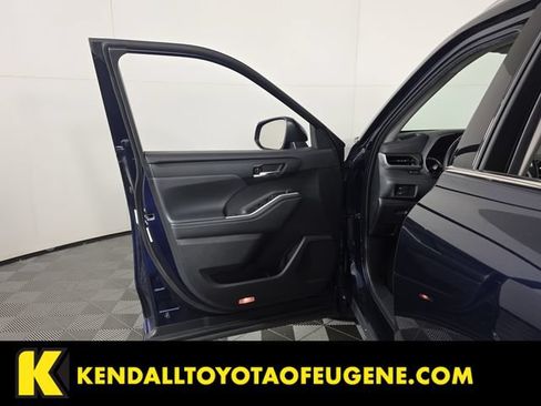 Used 2022 Toyota Highlander XLE AWD/4WD image 21