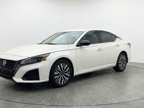 Used 2025 Nissan Altima 2.5 SV FWD image 2