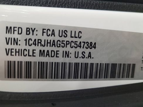 Used 2023 Jeep Grand Cherokee Laredo image 33