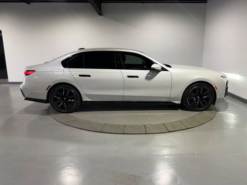 Used 2023 BMW i7 xDrive60 w/ Executive Package 2 AWD/4WD image 15