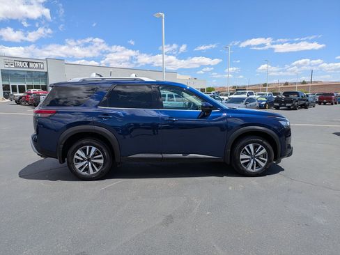 Used 2024 Nissan Pathfinder SL AWD/4WD image 2