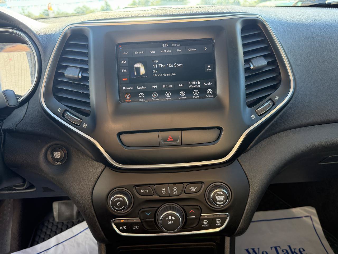Used 2019 Jeep Cherokee Latitude Plus w/ Cold Weather Group AWD/4WD image 28