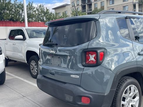 Used 2018 Jeep Renegade Latitude image 4