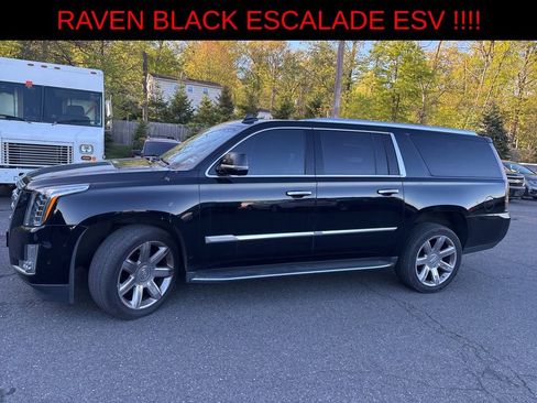 Used 2019 Cadillac Escalade ESV Luxury AWD/4WD image 2
