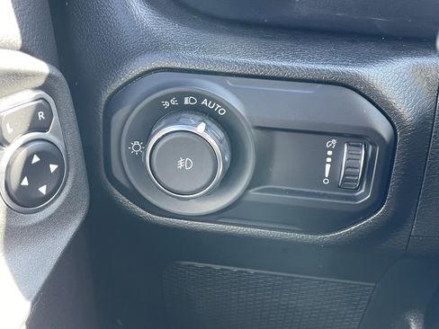 Used 2023 Jeep Wrangler Unlimited Sahara image 13