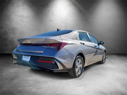 New 2025 Hyundai Elantra SE image 3