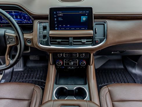 Used 2024 Chevrolet Suburban High Country image 24