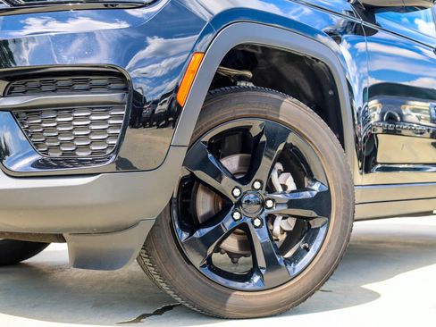 Used 2023 Jeep Grand Cherokee Altitude AWD/4WD image 2