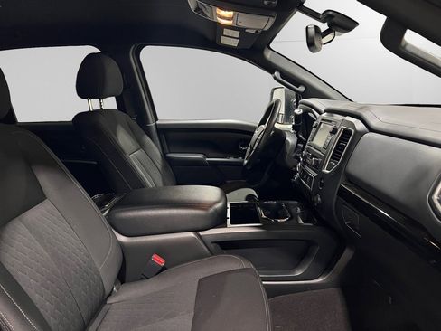 Used 2018 Nissan Titan SV image 14