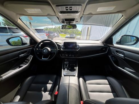 Used 2023 Nissan Rogue SV w/ SV Premium B Package image 9