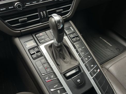 Certified 2021 Porsche Macan image 14