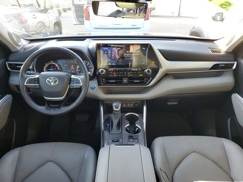 Used 2022 Toyota Highlander Platinum FWD image 12