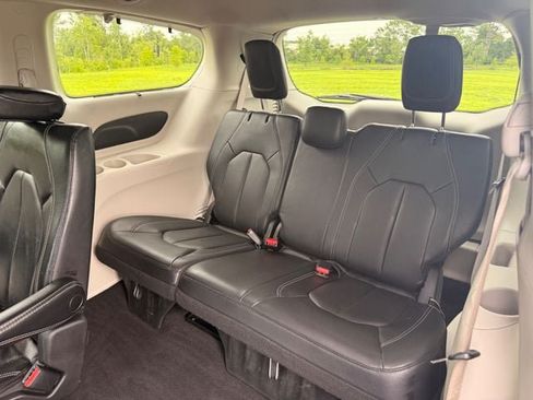Used 2022 Chrysler Pacifica Touring-L AWD/4WD image 8