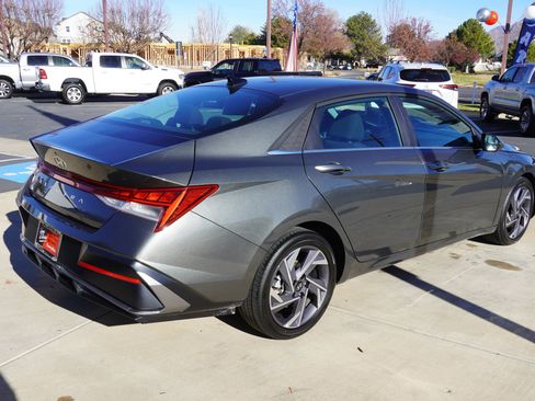 Used 2025 Hyundai Elantra SEL image 8