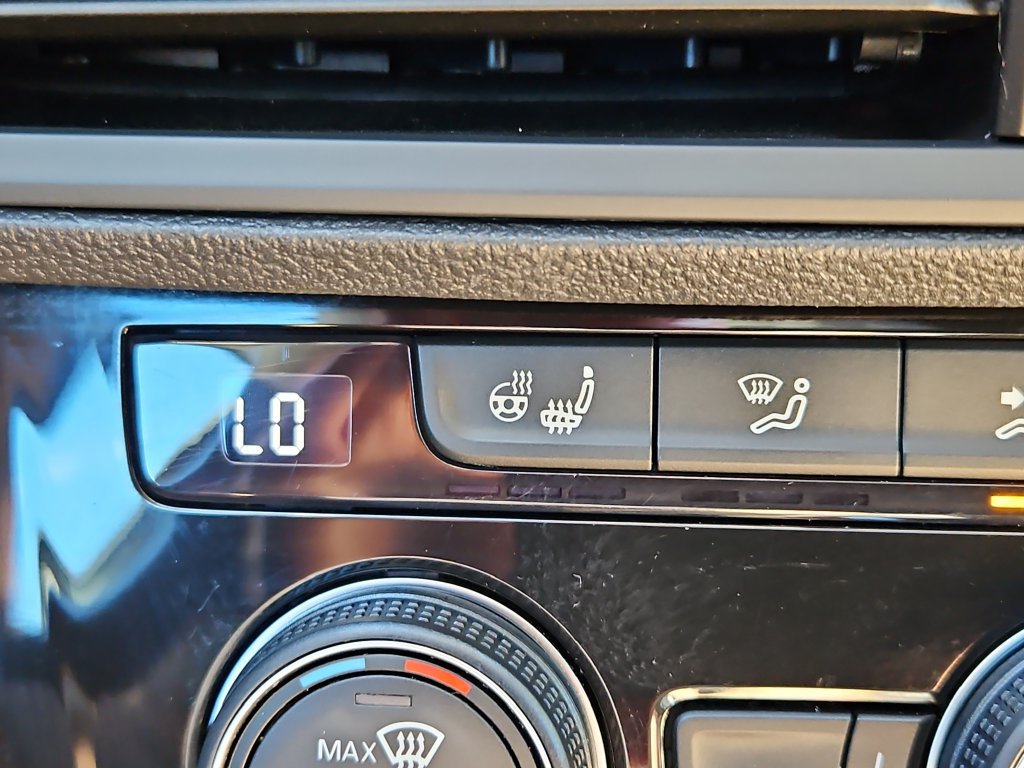 Used 2019 Volkswagen Jetta SE w/ Cold Weather Package FWD image 20