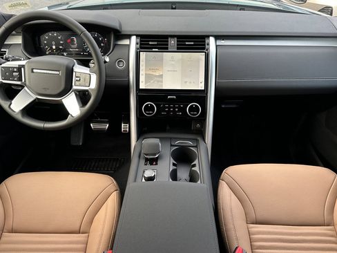 New 2025 Land Rover Discovery Dynamic SE image 12