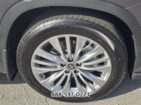 Used 2025 Toyota Highlander Platinum image 22