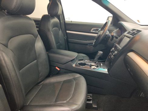 Used 2016 Ford Explorer XLT w/ Equipment Group 202A FWD image 21