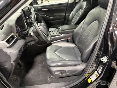 Used 2022 Toyota Highlander XLE AWD/4WD image 12