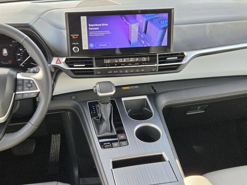Used 2026 Toyota Sienna XLE FWD image 17