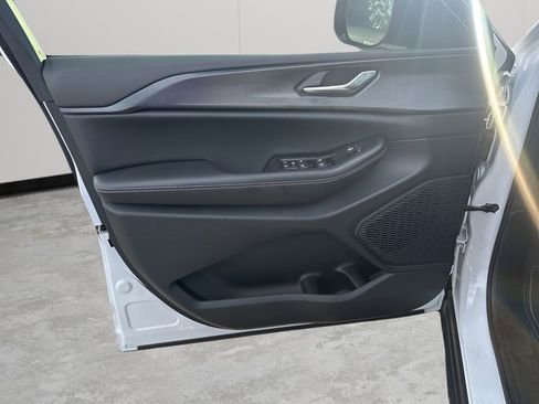 New 2025 Jeep Grand Cherokee Altitude image 25