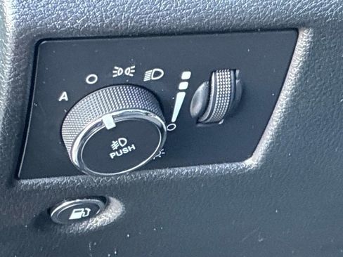 Used 2020 Jeep Grand Cherokee Laredo AWD/4WD image 34